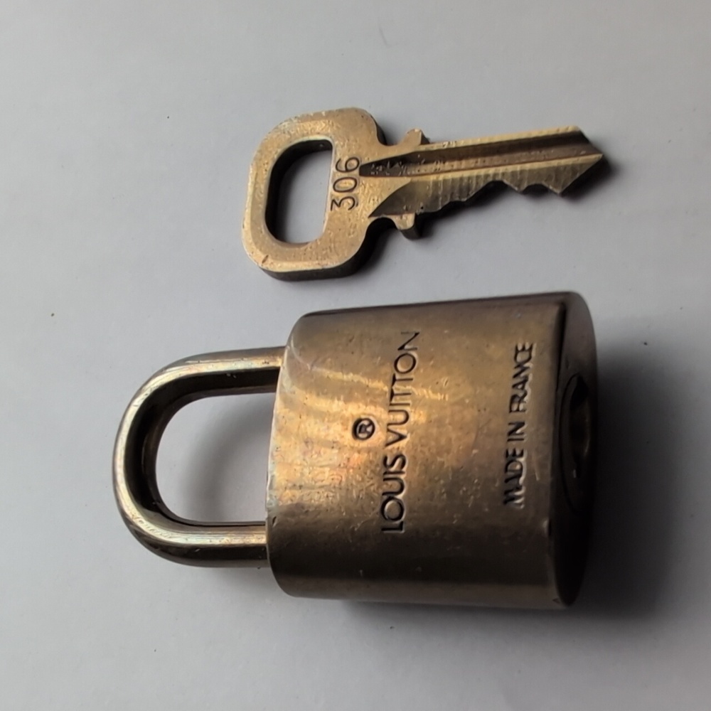 LOUIS VUITTON Lock and Key #306